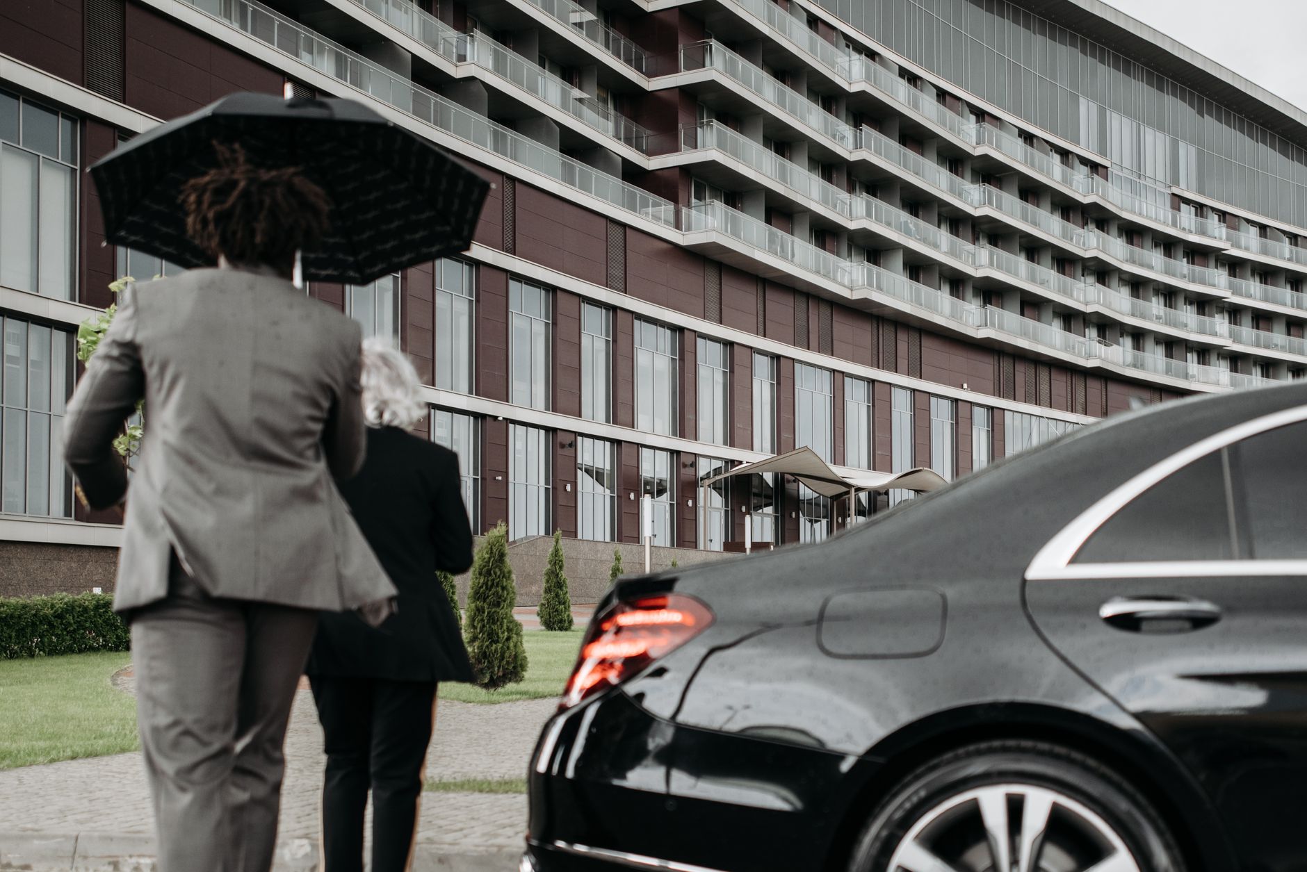 Agent de protection accompagnant une personnalité
